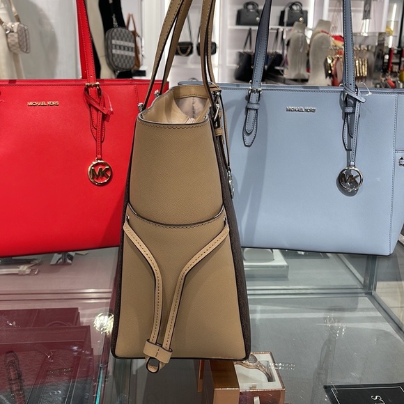 MICHAEL KORS GILLY LARGE DRAWSTRING TRAVEL TOTE SIGNATURE Camel
NWT - Picture 11 of 16